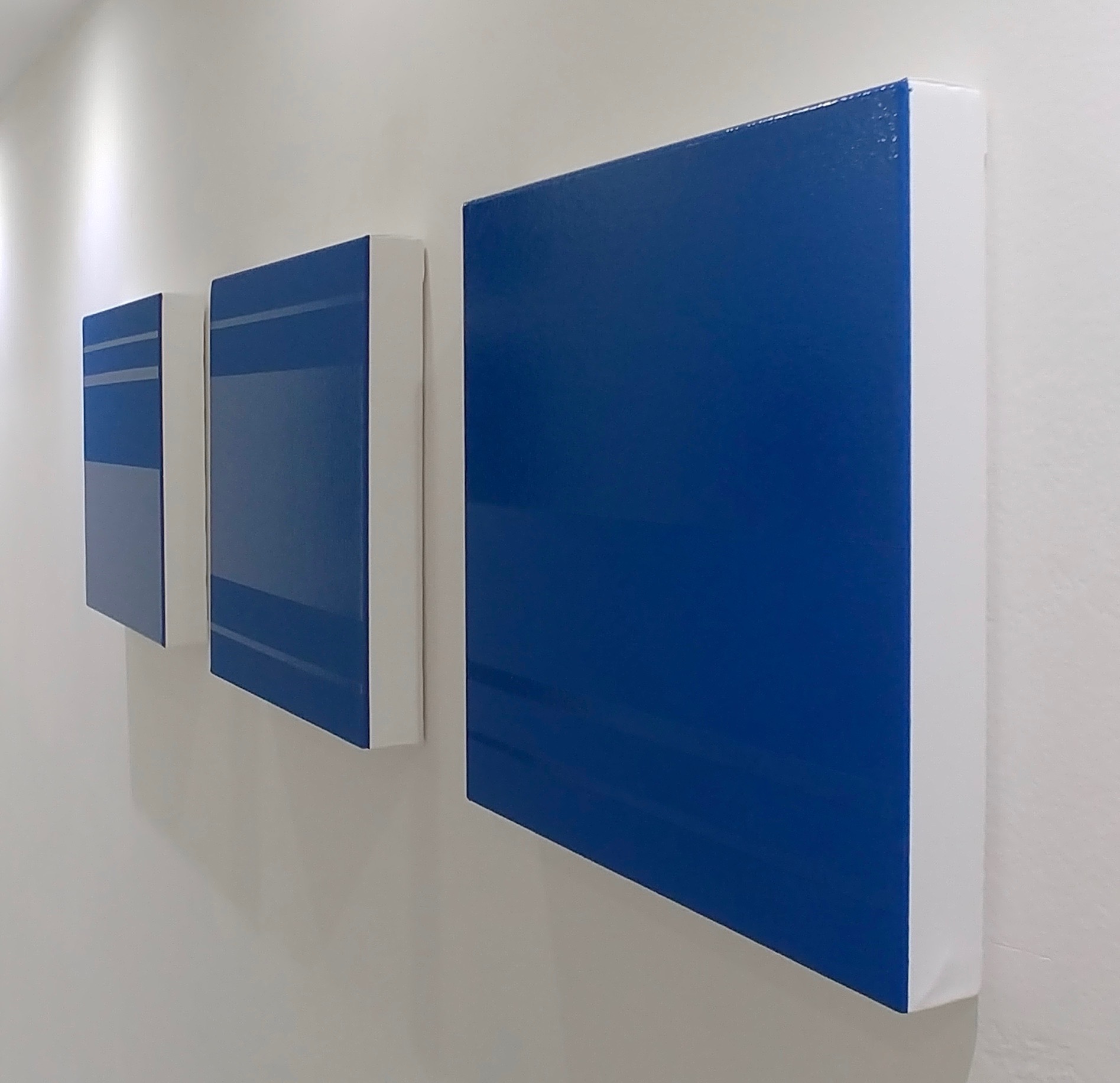 Philippe Chitarrini - Sans titre (bleu/bleu) - Triptyque Acrylique mate et huile brillante sur toile - 30 x 30 x 4 cm chaque élément - 2022, Galerie Floss & Schultz